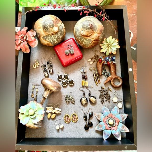 Bundle Lot of 18 Pair of Unique Vintage Retro Assorted Pierced Dangle Earrings - Picture 7 of 17
